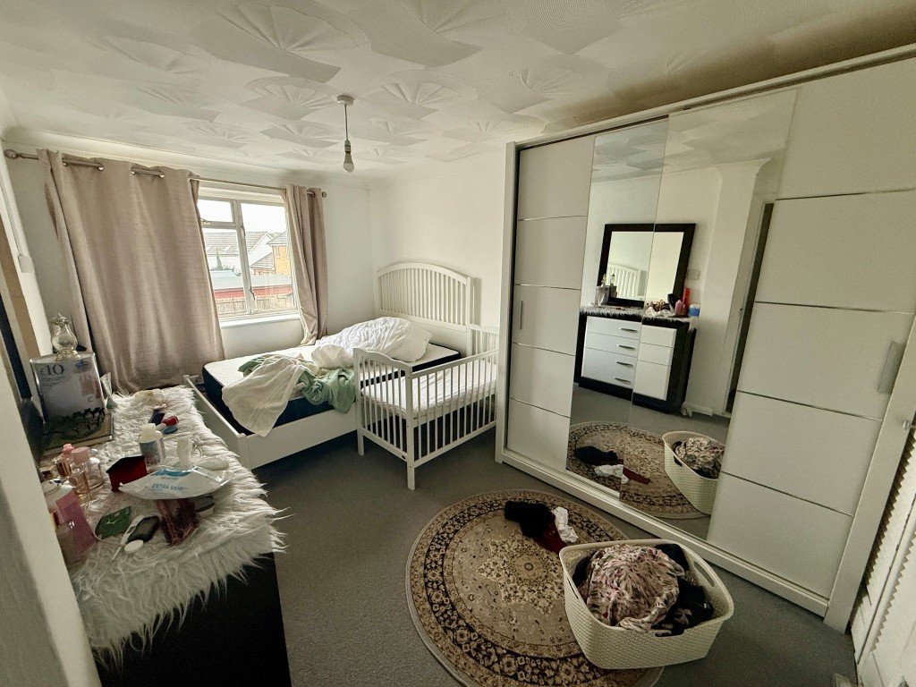 Lot: 14 - MIXED USE INVESTMENT WITH VACANT PARTS - First floor bedroom one